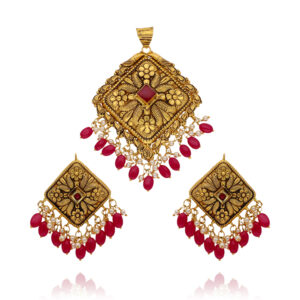 Embrace Luxury Gold Pendant Set for Timeless Elegance