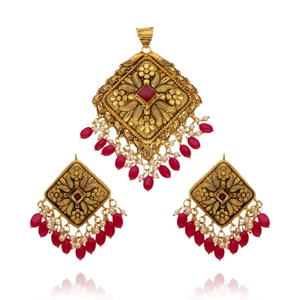 Embrace Luxury Gold Pendant Set for Timeless Elegance