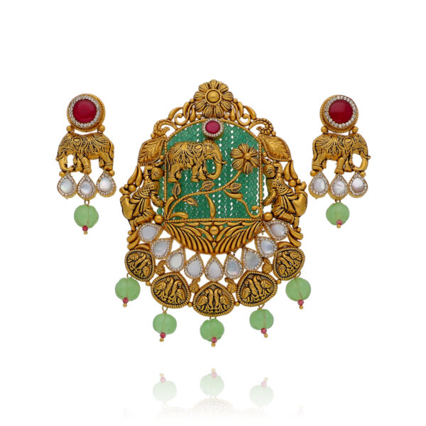 Golden Altar Pendants That Shine with Tradition