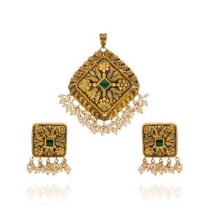 Noble Roots Gold Pendant Set with Vintage Charm