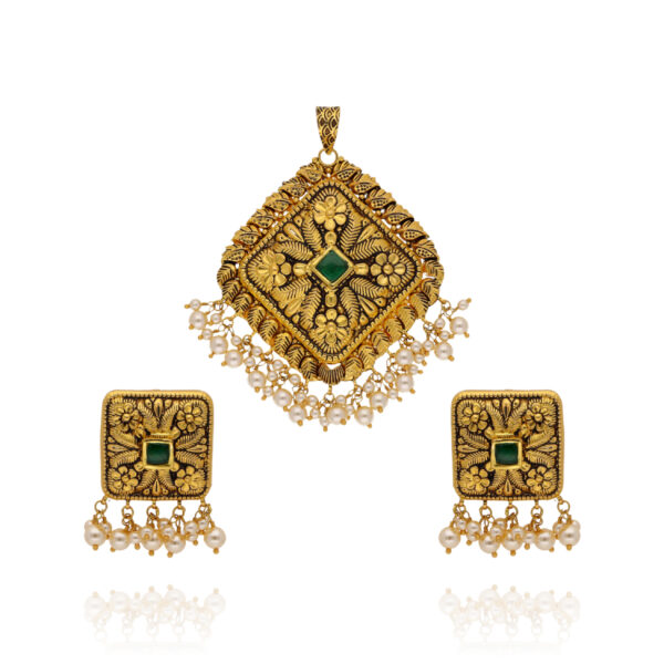 Noble Roots Gold Pendant Set with Vintage Charm