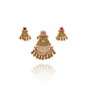Sophisticated Shine Gold Pendant Set for Women