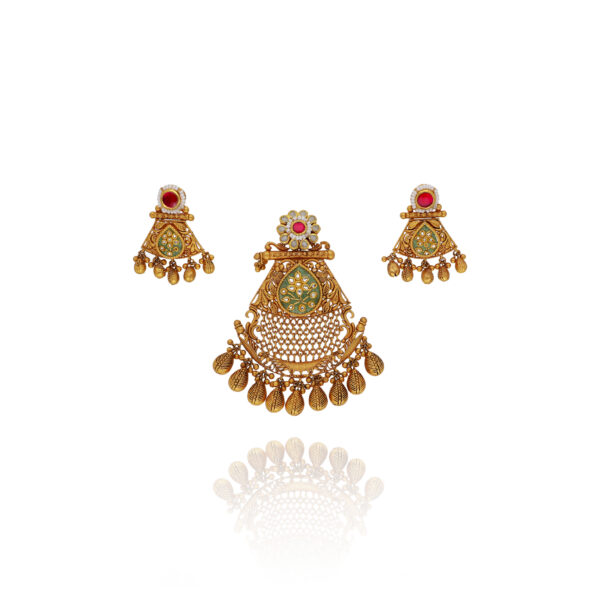Sophisticated Shine Gold Pendant Set for Women